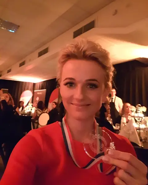 Magdalena Czajor holding up her Lash World Cup medal on a ribbon